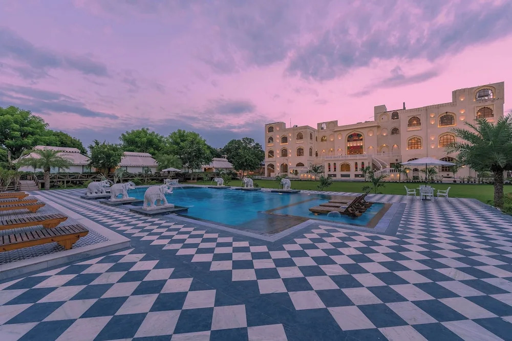 Хому: R Chandras Palace