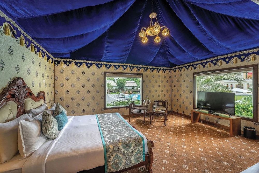 Хому: R Chandras Palace