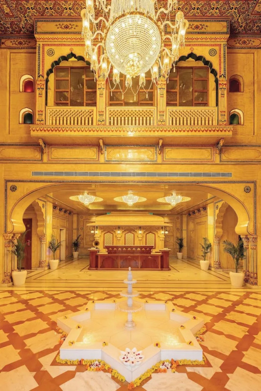 Хому: R Chandras Palace
