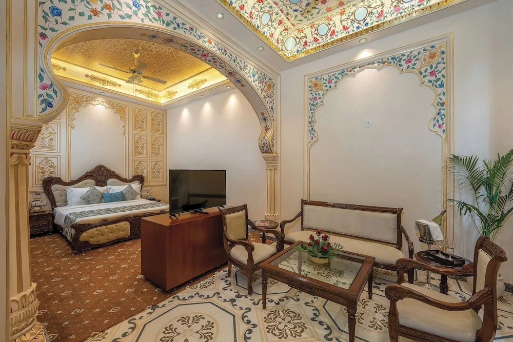 Хому: R Chandras Palace
