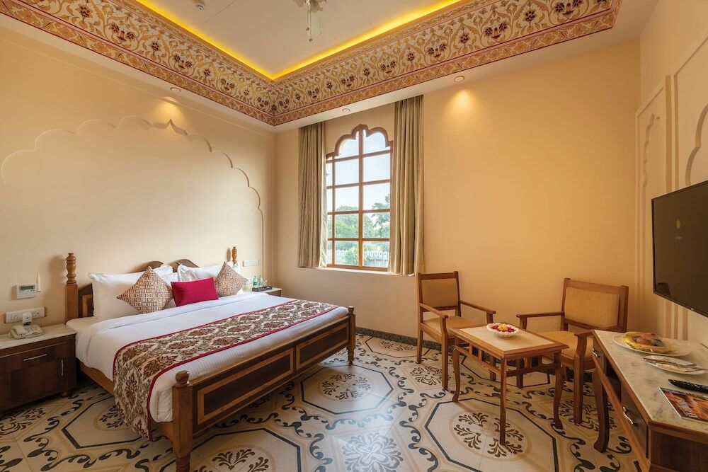 Хому: R Chandras Palace