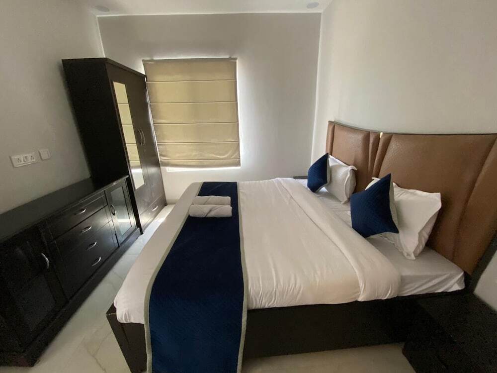 Большая Нойда: GoBravo 12 - Vansh 4Bhk Farm w/t Pool Sec135 Noida