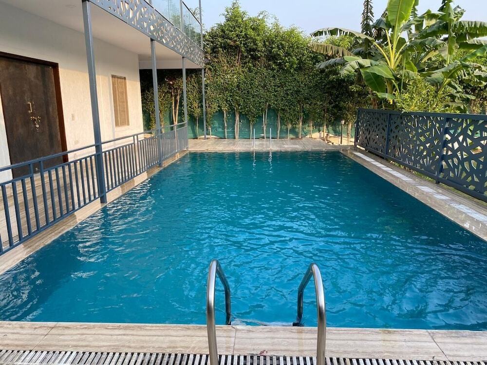 Большая Нойда: GoBravo 12 - Vansh 4Bhk Farm w/t Pool Sec135 Noida