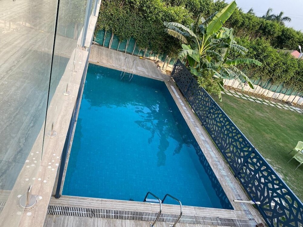 Большая Нойда: GoBravo 12 - Vansh 4Bhk Farm w/t Pool Sec135 Noida
