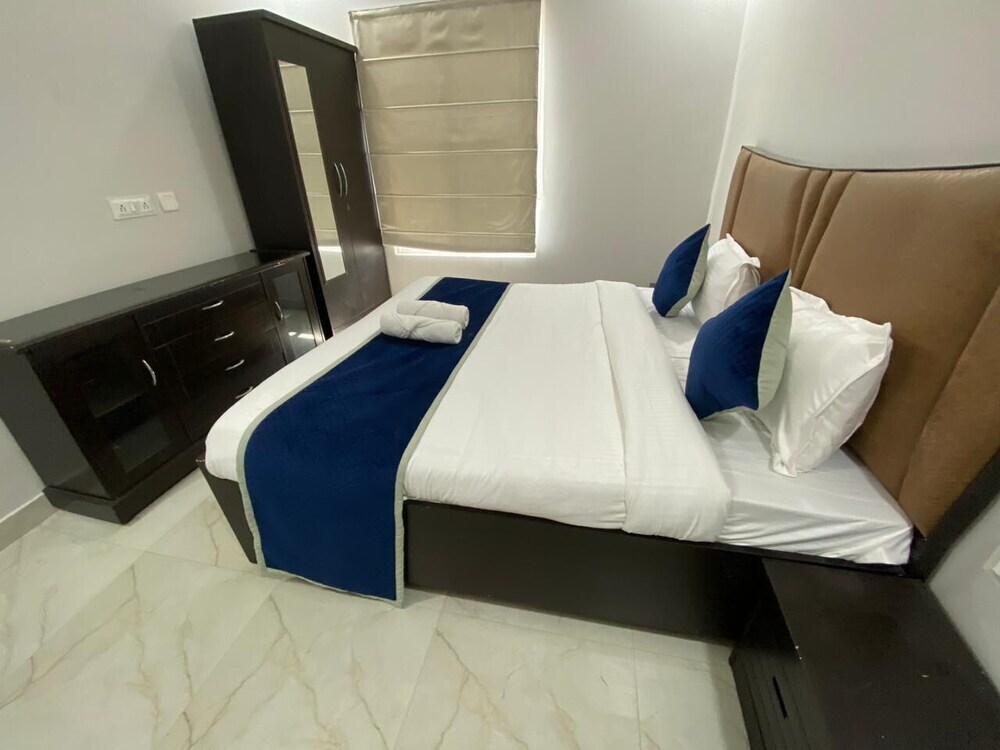 Большая Нойда: GoBravo 12 - Vansh 4Bhk Farm w/t Pool Sec135 Noida