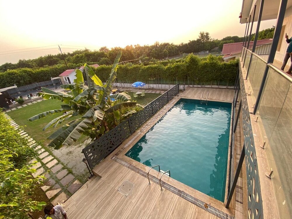 Большая Нойда: GoBravo 12 - Vansh 4Bhk Farm w/t Pool Sec135 Noida