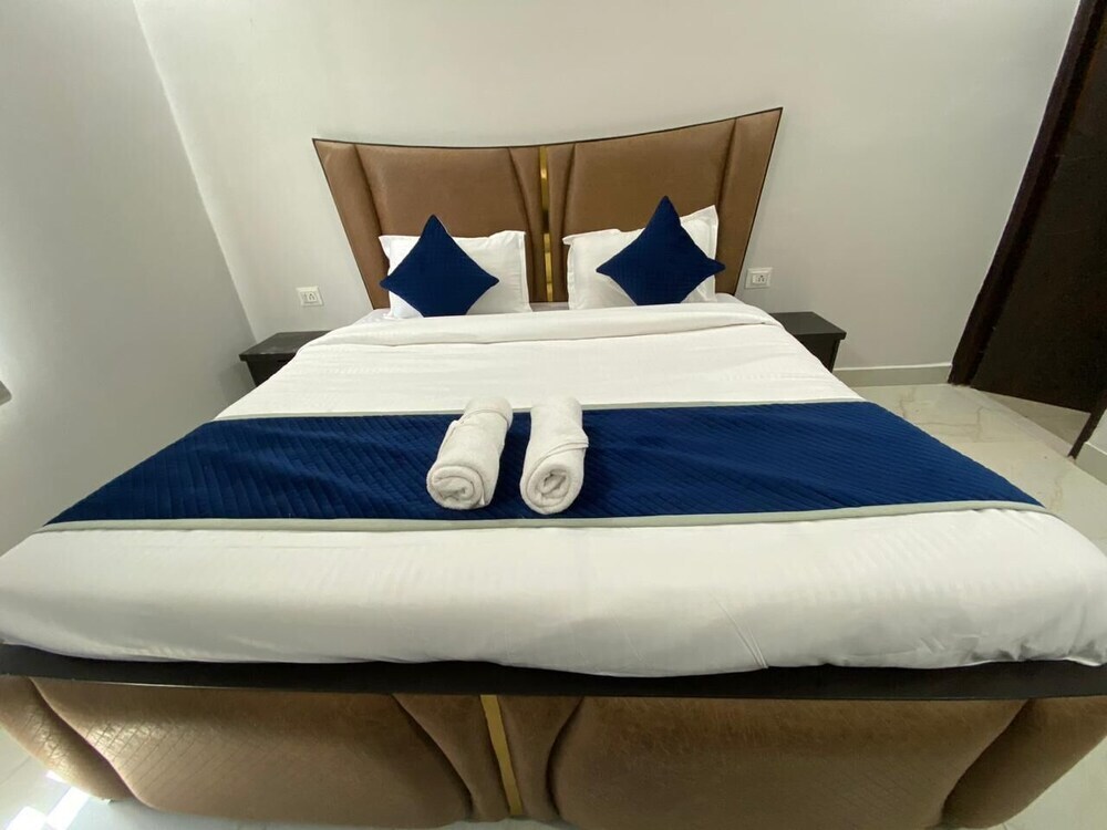Большая Нойда: GoBravo 12 - Vansh 4Bhk Farm w/t Pool Sec135 Noida