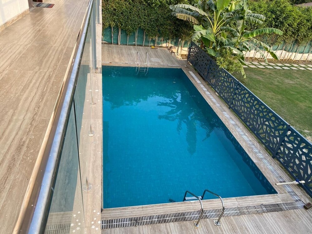 Большая Нойда: GoBravo 12 - Vansh 4Bhk Farm w/t Pool Sec135 Noida