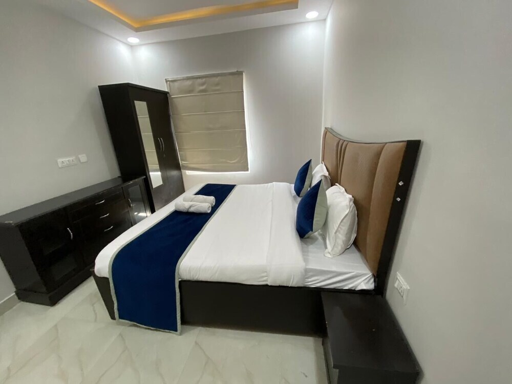 Большая Нойда: GoBravo 12 - Vansh 4Bhk Farm w/t Pool Sec135 Noida