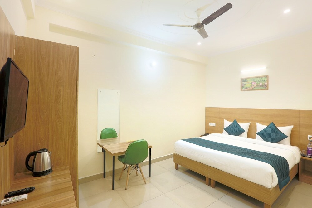 Нойда: Hotel Lemon Suites & Banquet Noida Sector 62