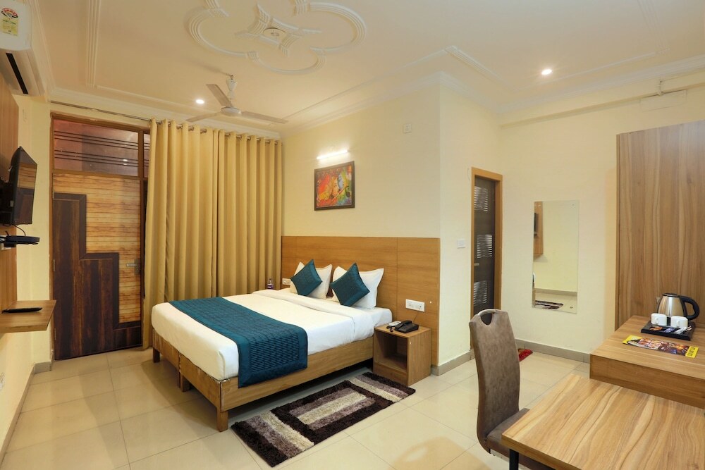Нойда: Hotel Lemon Suites & Banquet Noida Sector 62