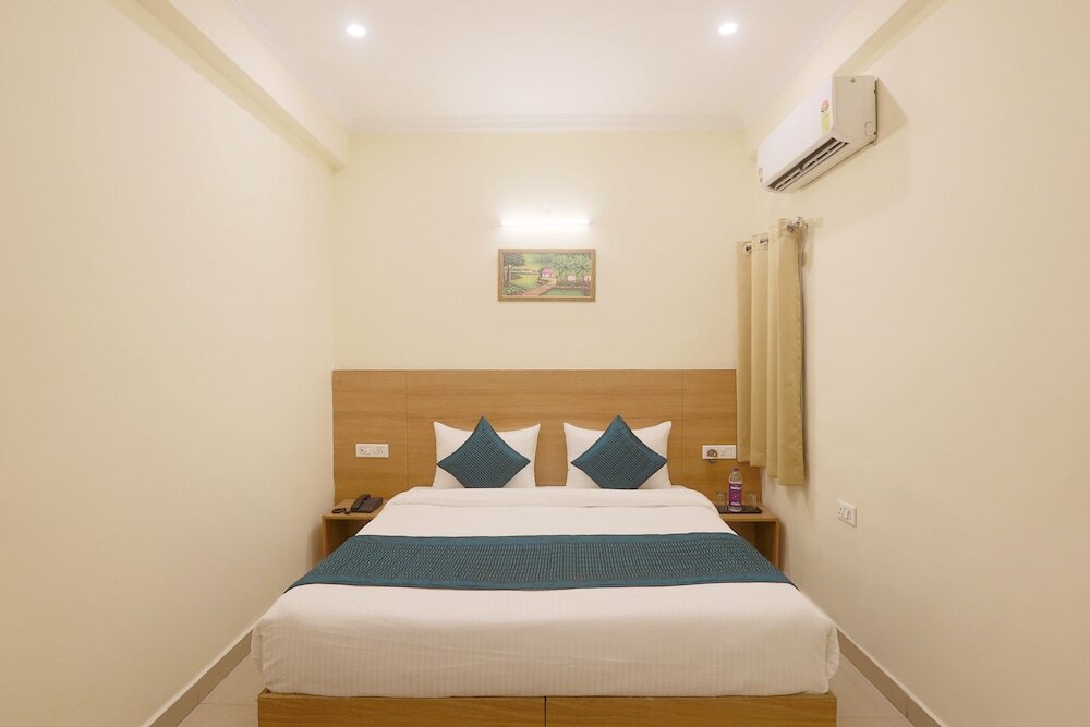 Нойда: Hotel Lemon Suites & Banquet Noida Sector 62