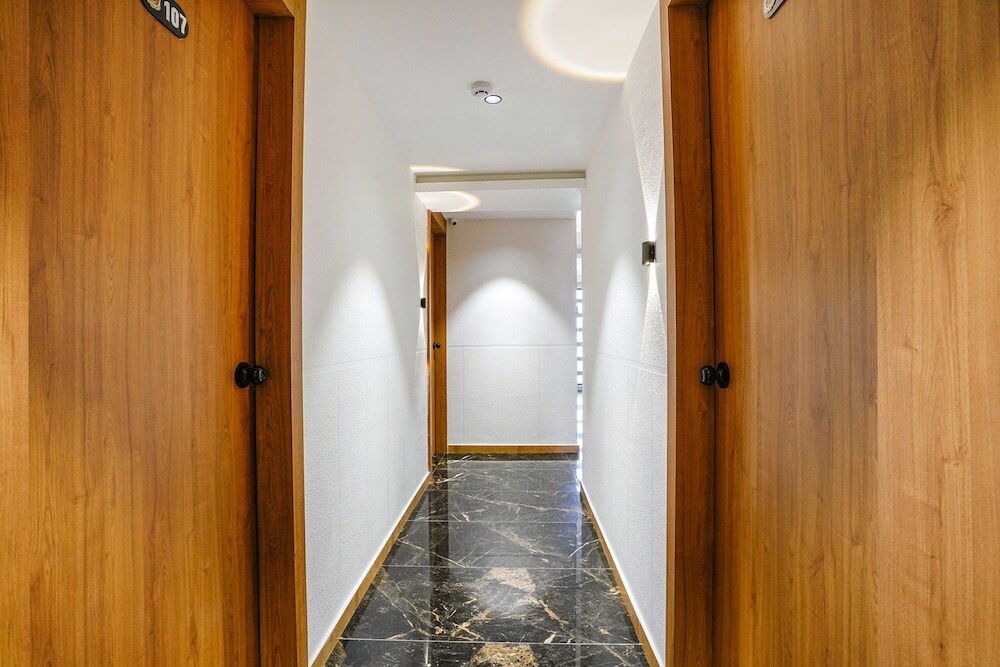 Сурат: Fabhotel Royal Orbits