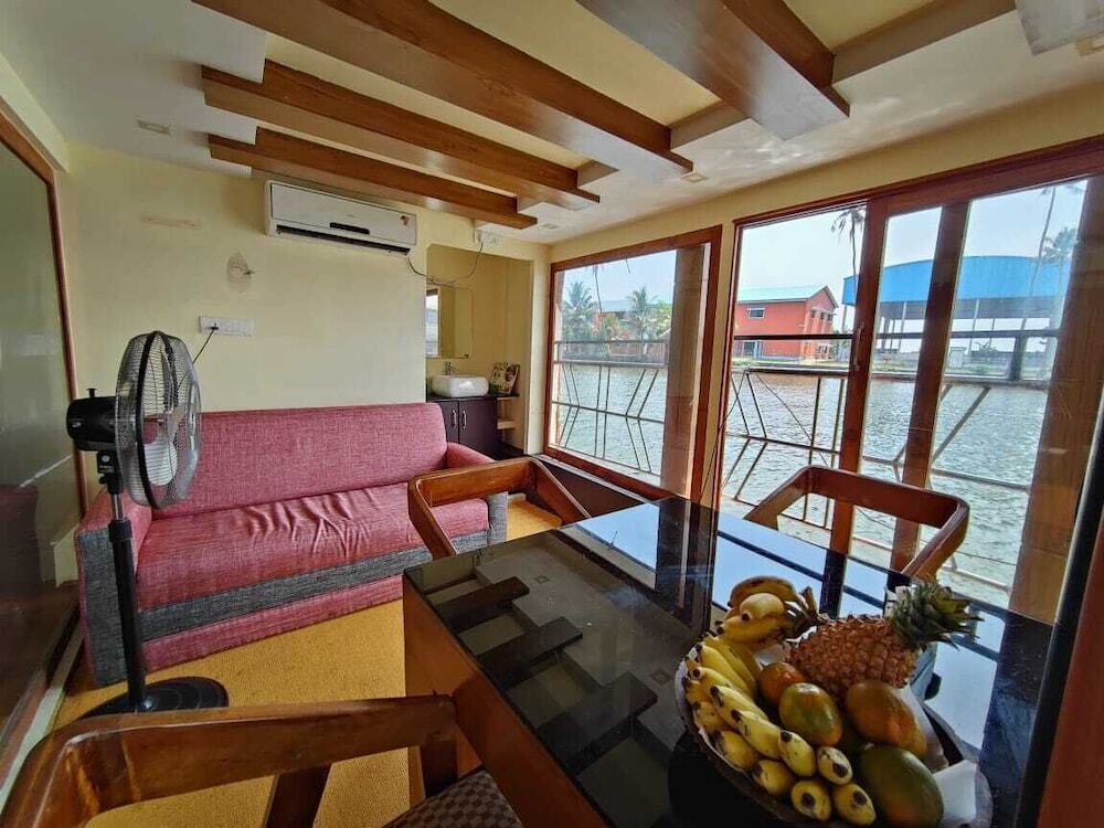 Аллеппи: Honeymoon Houseboat