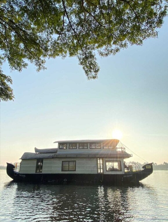 Аллеппи: Honeymoon Houseboat