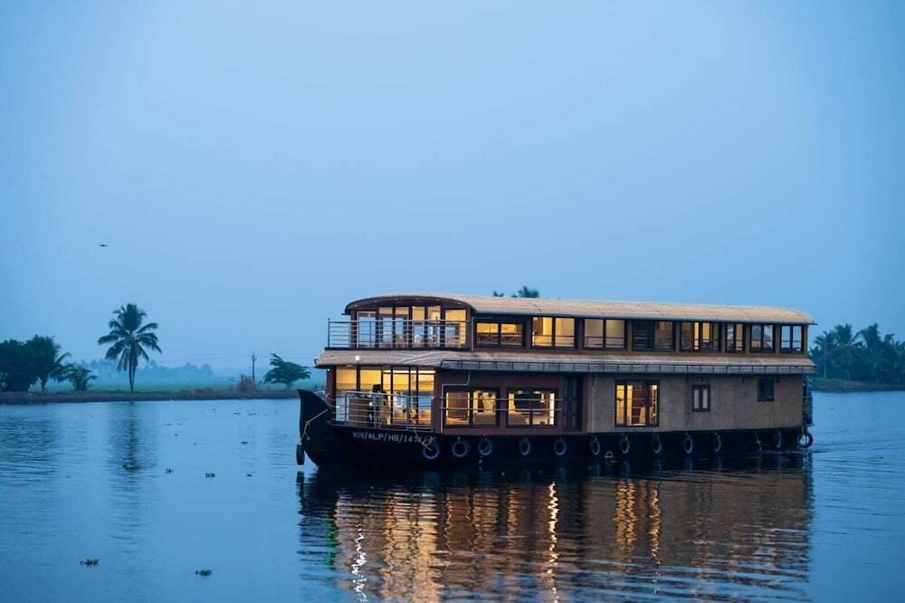 Аллеппи: Honeymoon Houseboat