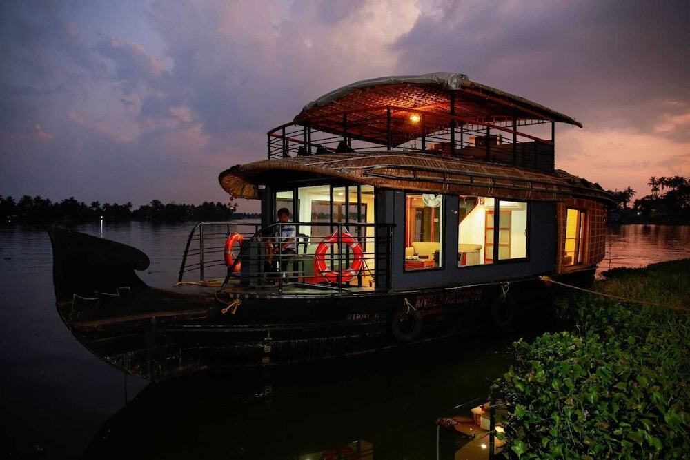Аллеппи: Honeymoon Houseboat