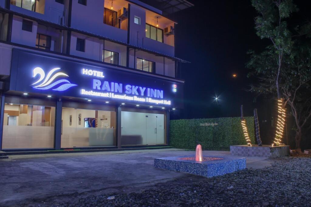 Лонавала: hotel rain sky inn