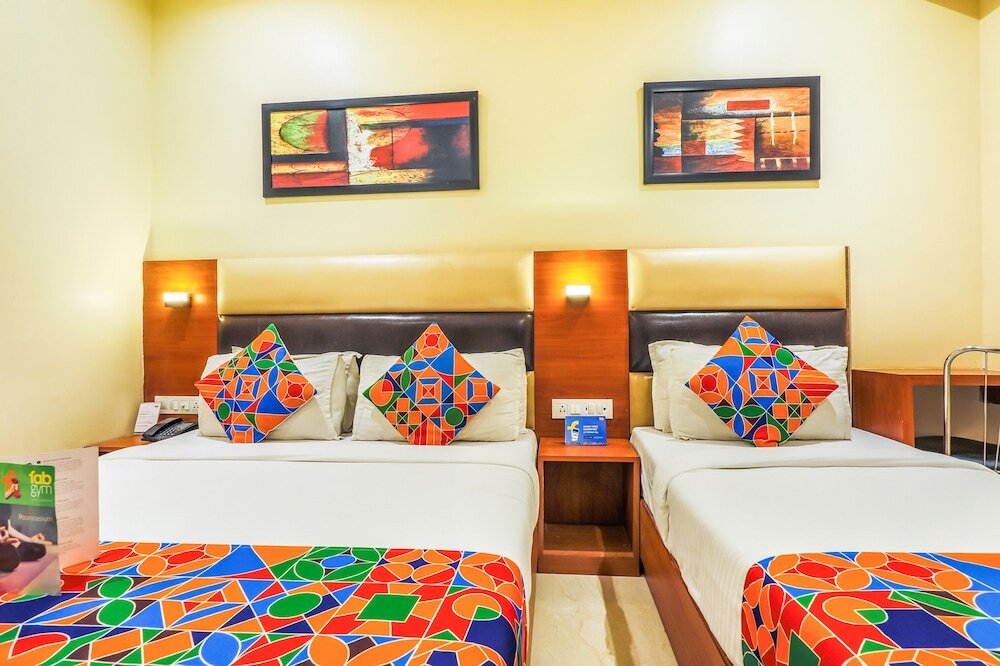 Мумбаи: FabHotel Liwa International