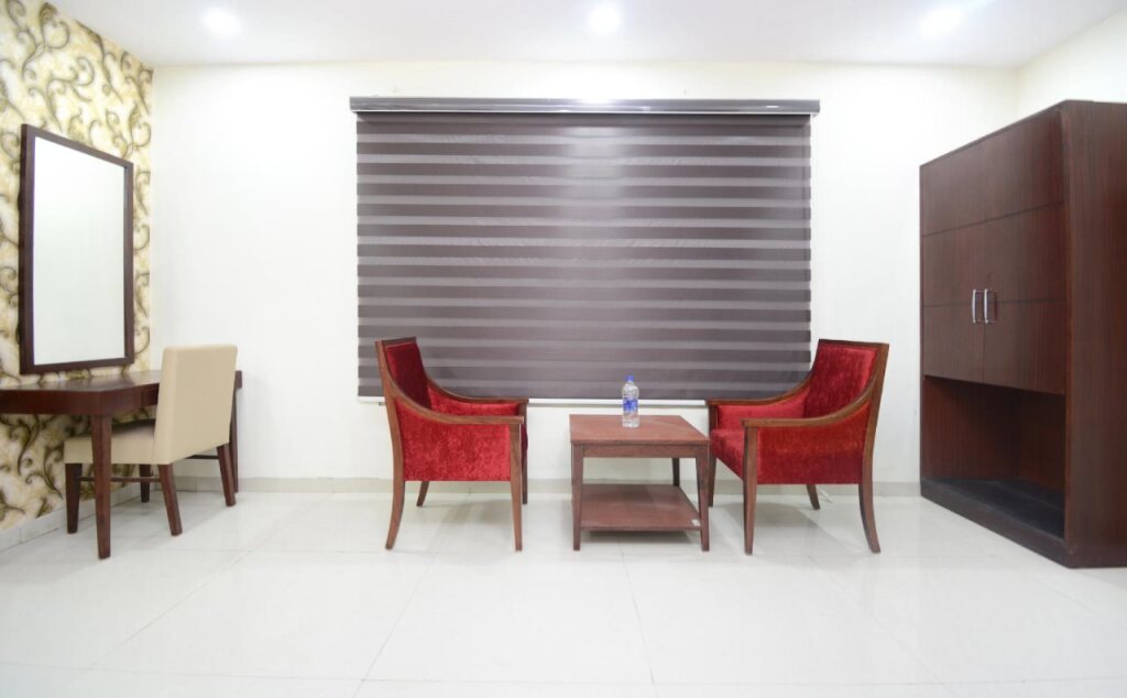 Зиракпур: Lrc Hotel And Banquet By OYO Rooms