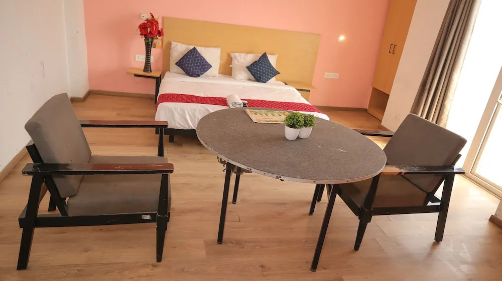 Нойда: Hotel Noida Grand 121