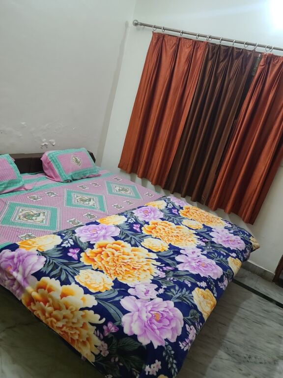 Вриндаван: Roomshala 153 Hotel Krishnashrya