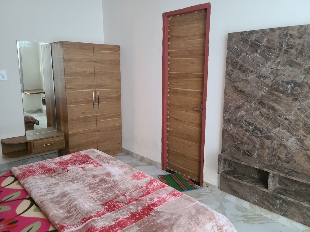 Вриндаван: Roomshala 153 Hotel Krishnashrya