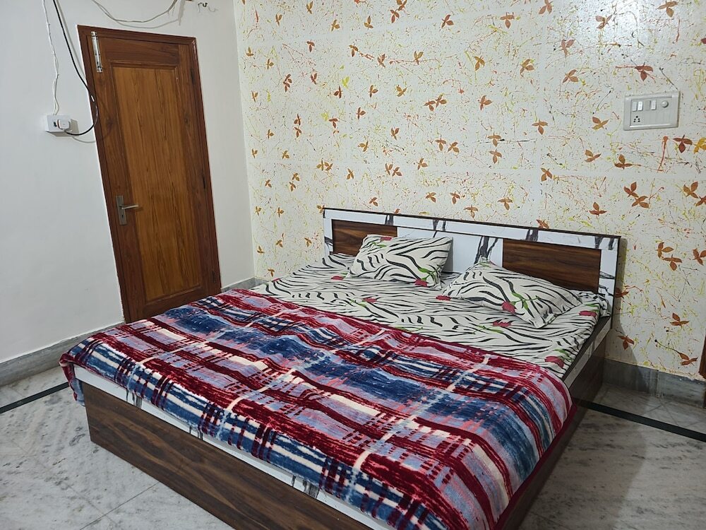 Вриндаван: Roomshala 153 Hotel Krishnashrya