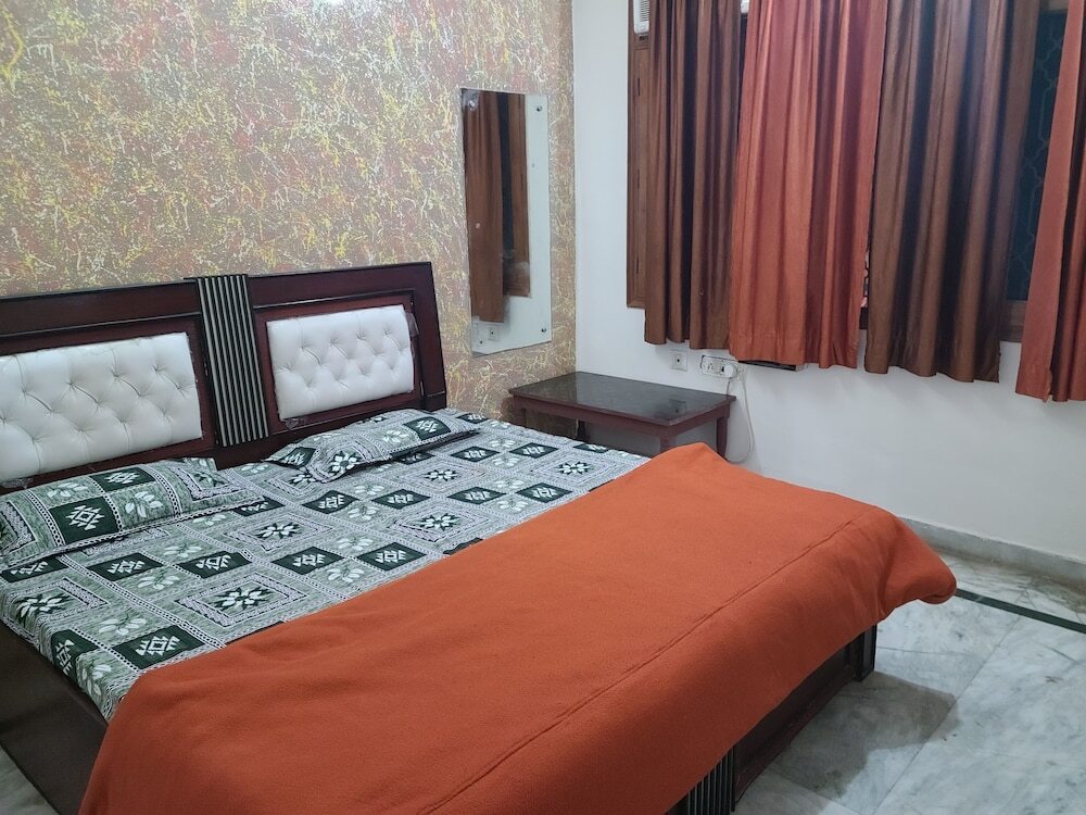 Вриндаван: Roomshala 153 Hotel Krishnashrya