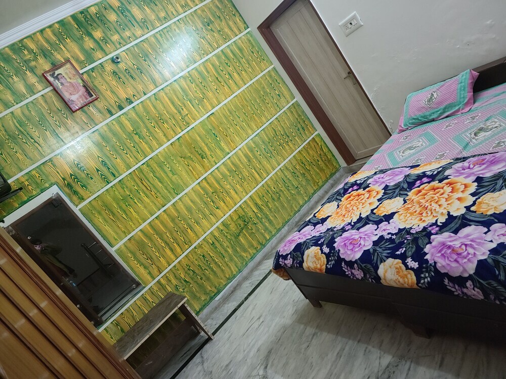 Вриндаван: Roomshala 153 Hotel Krishnashrya
