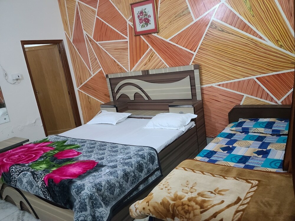Вриндаван: Roomshala 153 Hotel Krishnashrya