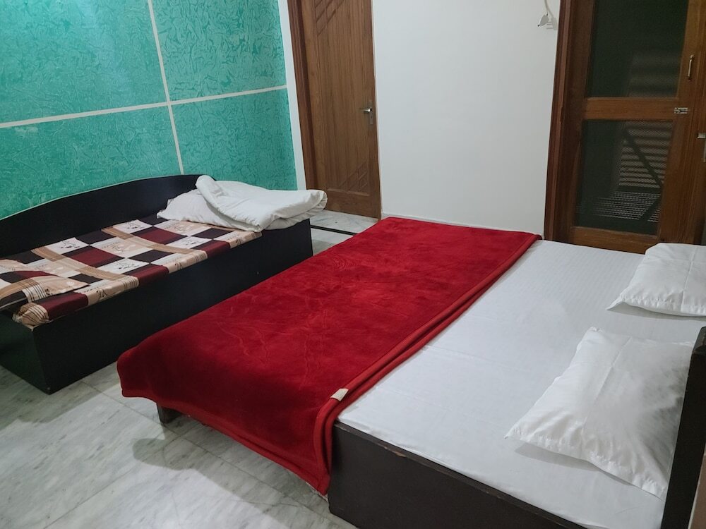 Вриндаван: Roomshala 153 Hotel Krishnashrya