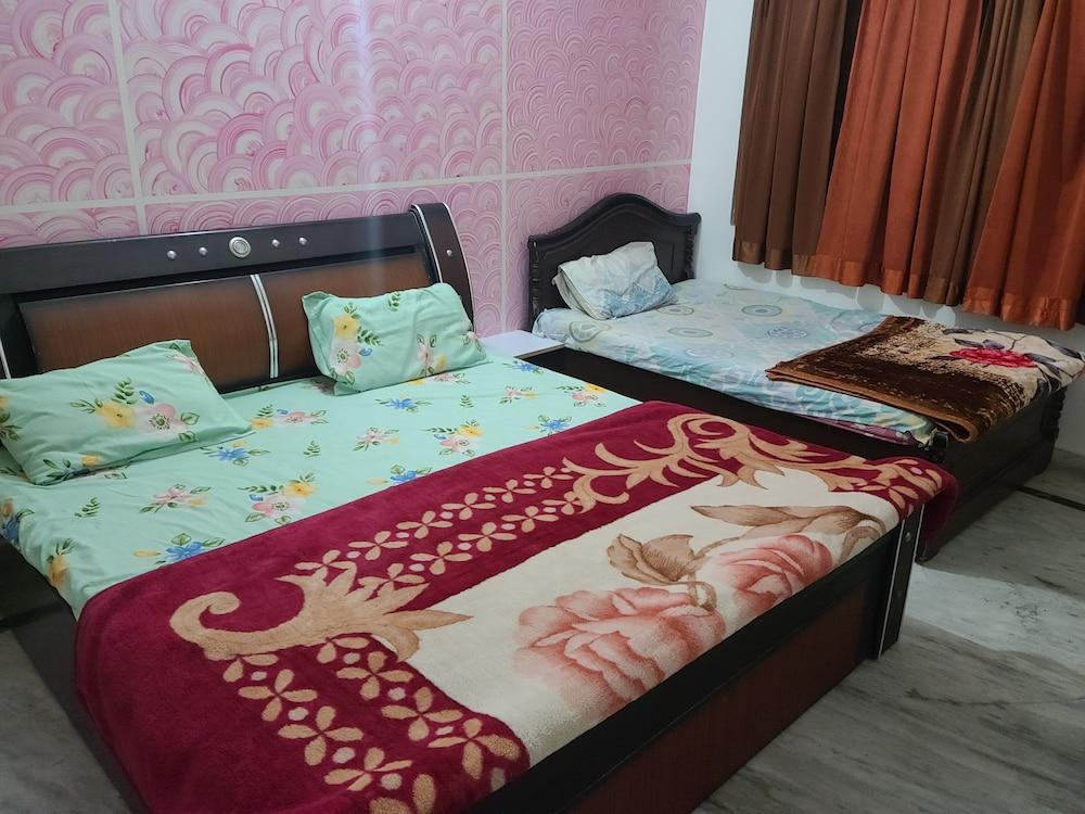 Вриндаван: Roomshala 153 Hotel Krishnashrya