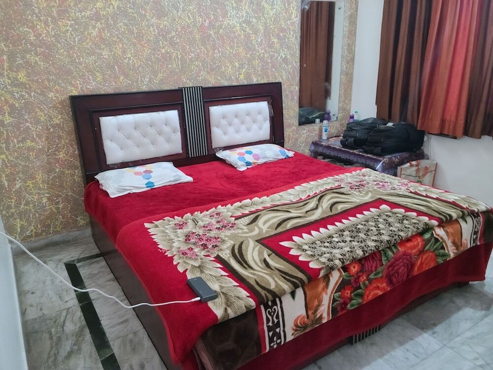 Вриндаван: Roomshala 153 Hotel Krishnashrya