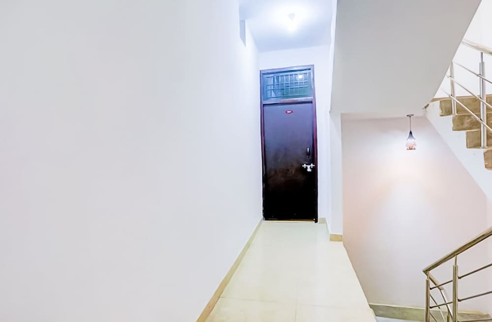 Нойда: Roomshala 154 Hotel Atharv