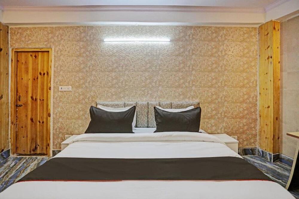 Нойда: Umen Hotel Sector 66
