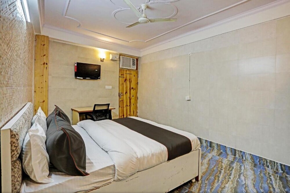 Нойда: Umen Hotel Sector 66