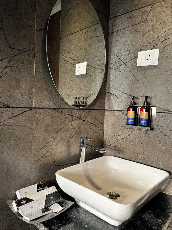 Колхапур: Alba Premier Kolhapur