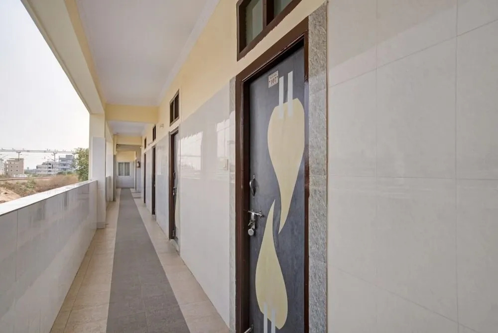 Шамшабад: iROOMZ Hotel Sweekar Suites