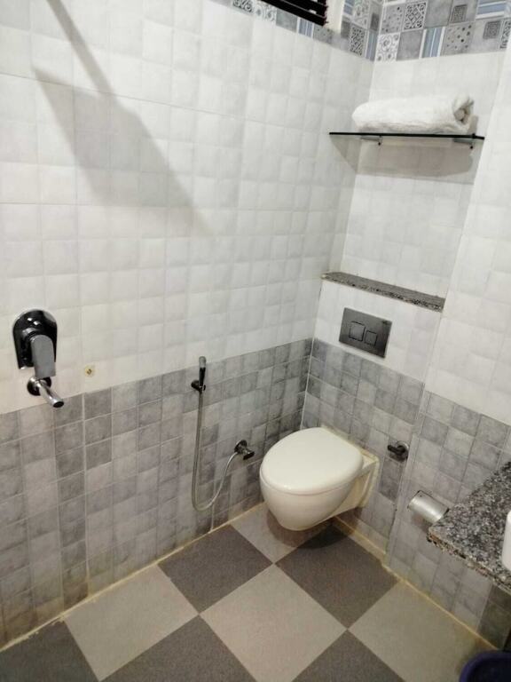 Алипур: Hotel White House Residency By GRB