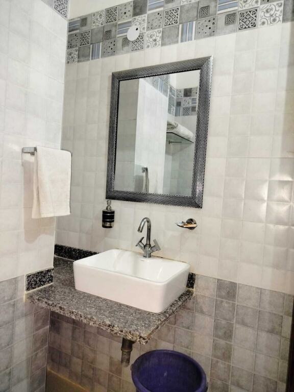 Алипур: Hotel White House Residency By GRB