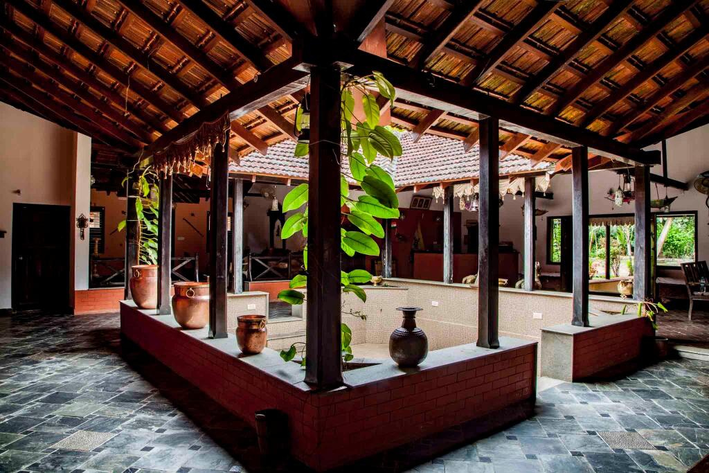 Алюр: Dwarasamudra Resort Belur
