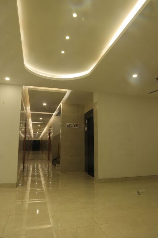 Нагоре: Sudeeksha Residency