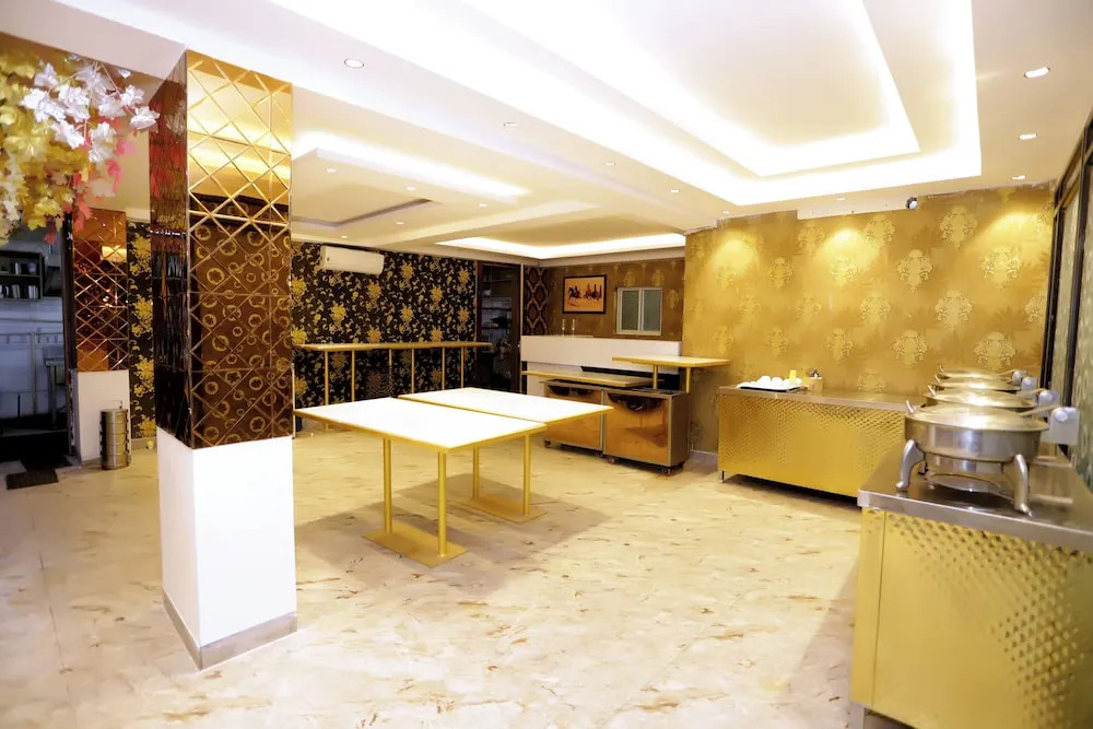 Нойда: Vista business suites and banquet By NBS
