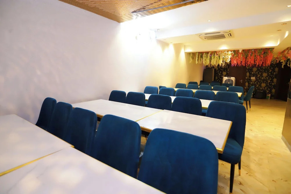 Нойда: Vista business suites and banquet By NBS