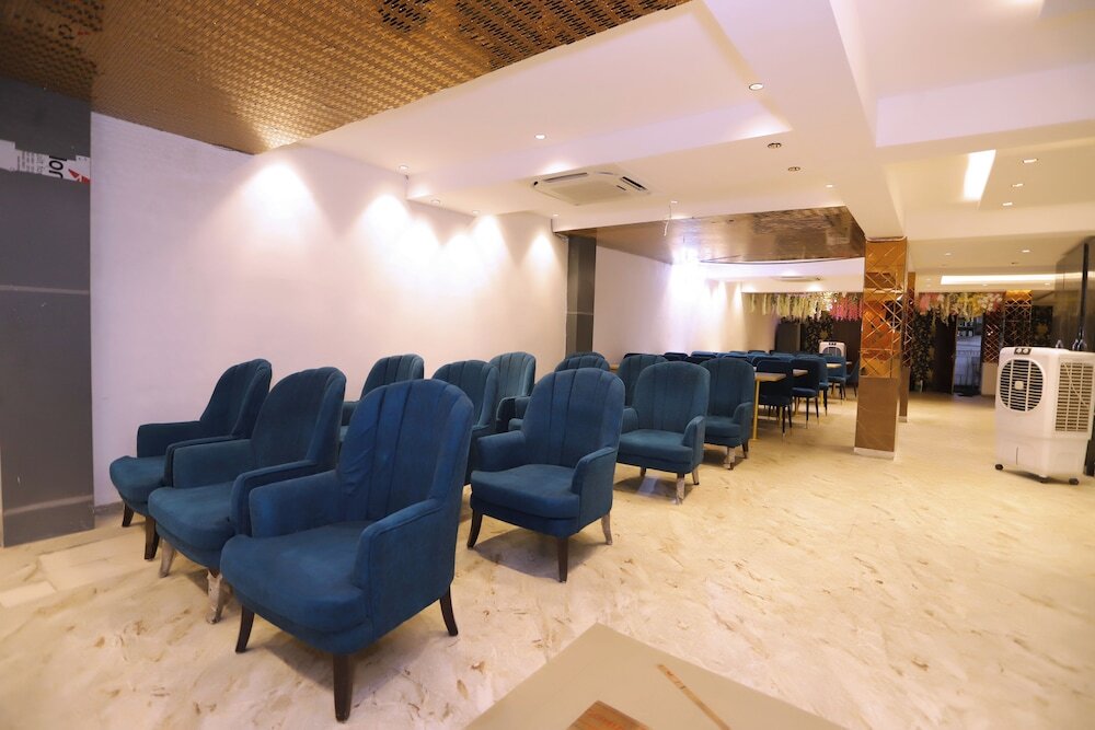 Нойда: Vista business suites and banquet By NBS