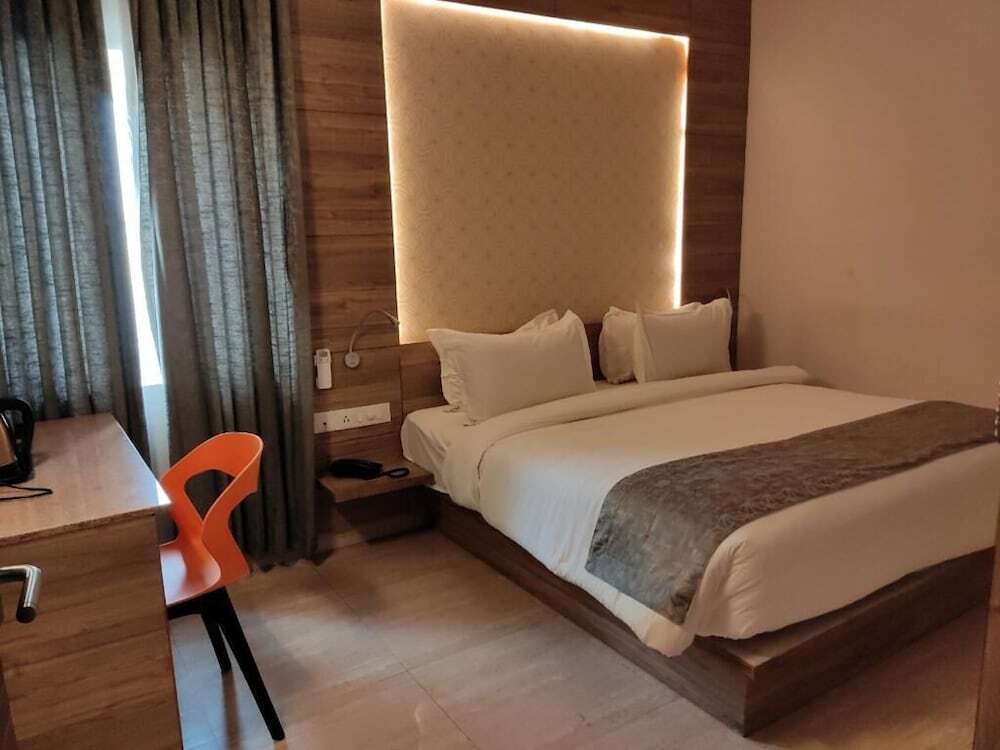 Эроде: Hotel Adhikrishna Arcade