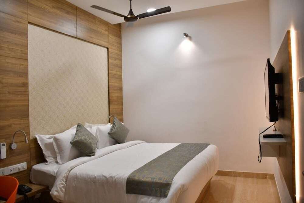 Эроде: Hotel Adhikrishna Arcade