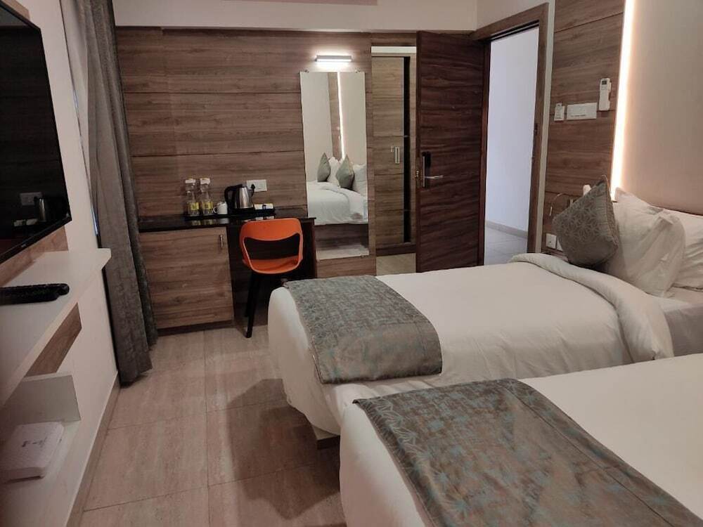 Эроде: Hotel Adhikrishna Arcade