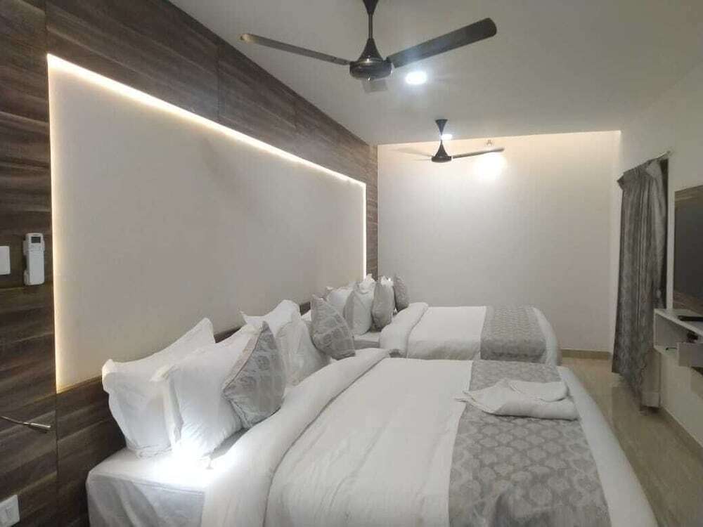 Эроде: Hotel Adhikrishna Arcade